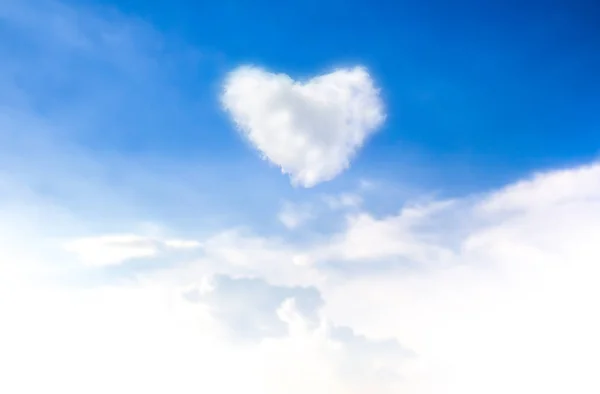 ハート形の雲と青い空。バレンタインの休日背景があります。 — ストック写真