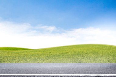 alan arka plan mavi gökyüzünün yolda