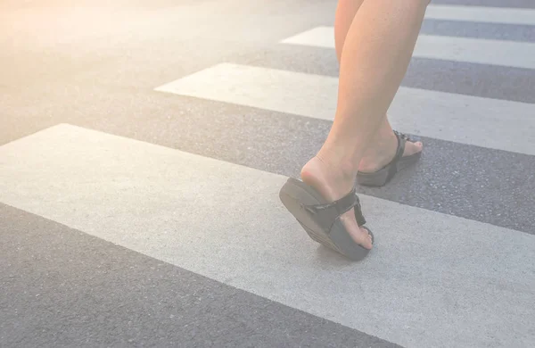 Kobieta przejście pieszych — Zdjęcie stockowe
