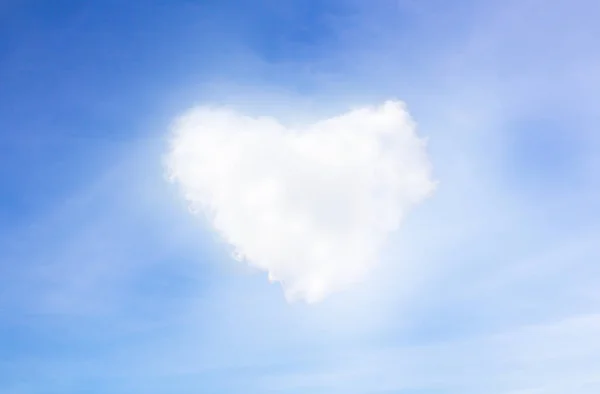 Cielo azul con corazones en forma de nubes. Fondo de vacaciones de San Valentín —  Fotos de Stock