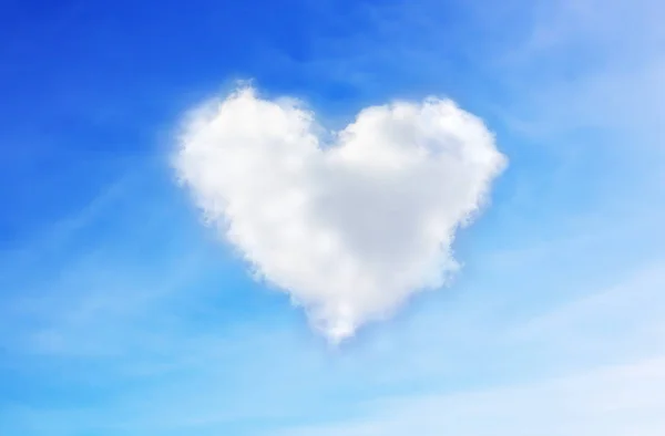 Mavi gökyüzü ile kalp şekli bulutlar. Sevgililer tatil adam — Stok fotoğraf