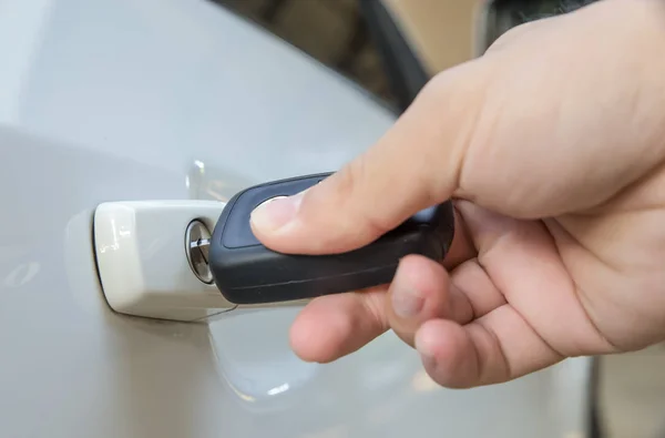 Abre la puerta del auto. — Foto de Stock