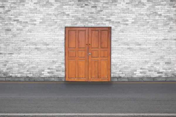 Porta de madeira fundo de parede de tijolo vintage velho na madeira — Fotografia de Stock