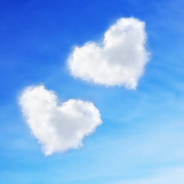 Cielo azul con corazones en forma de nubes. Fondo de vacaciones de San Valentín —  Fotos de Stock