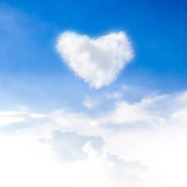 Cielo azul con corazones en forma de nubes. Fondo de vacaciones de San Valentín —  Fotos de Stock