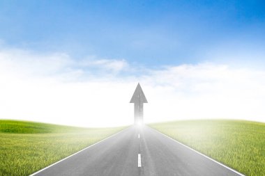 Yol alan bir arka plan mavi gökyüzünün başlatmak