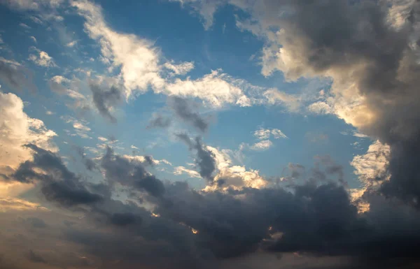 Облачно Голубое Небо Фоном — стоковое фото