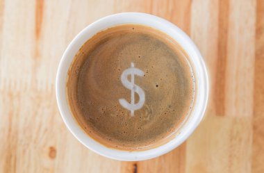 Ahşap arka plan üzerinde beyaz bir fincan kahve ile dolar.