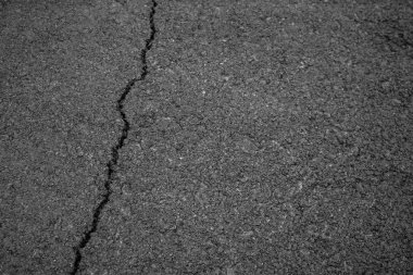 Asfalt arka plan dokusu ile çatlamak yolu ile bazı ince taneli