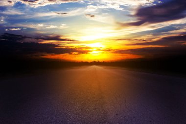 Yolda şehir günbatımı