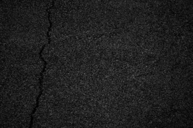 Asfalt arka plan dokusu ile çatlamak yolu ile bazı ince taneli