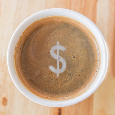 Ahşap arka plan üzerinde beyaz bir fincan kahve ile kalbinde.