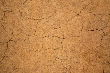 Yere kırsal alanlarda çatlaklar