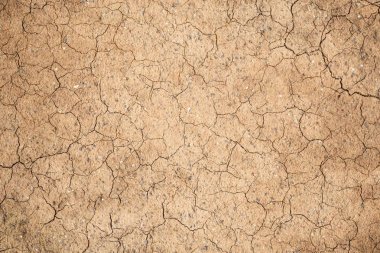 Yere kırsal alanlarda çatlaklar