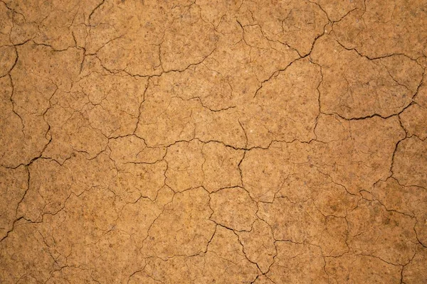 Yere kırsal alanlarda çatlaklar