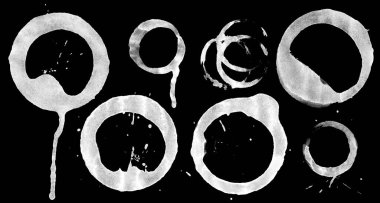 Kahve lekeleri. Kirli bardaklar yüzük lekeleri ya da kahve pulları sıçratır. Grunge mürekkep çemberleri.