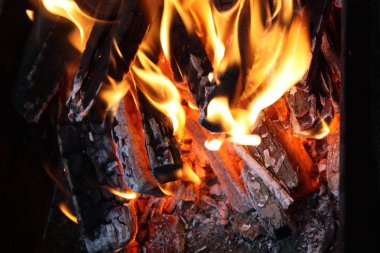 Siyah arkaplanda yangın alevi