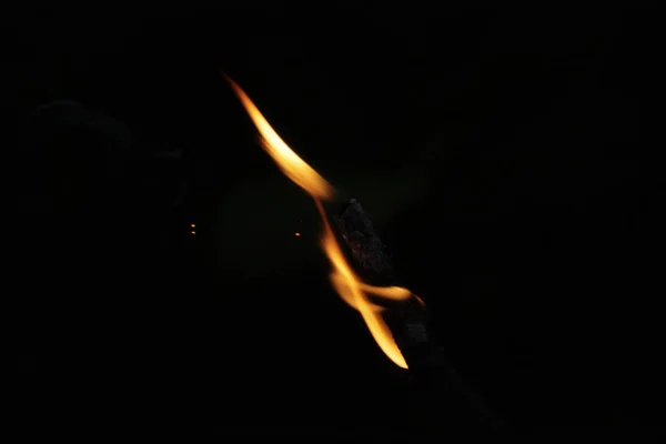 Feuerflamme auf schwarzem Hintergrund — Stockfoto