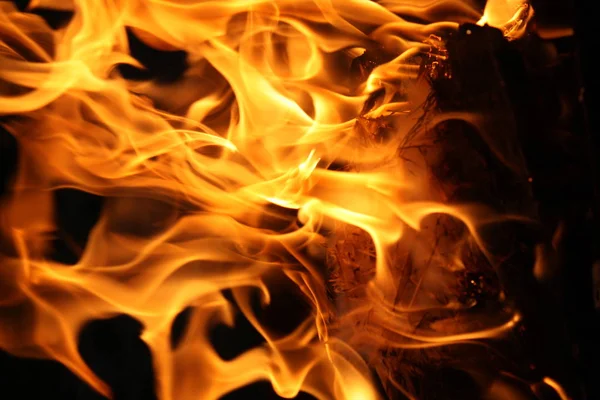 Vuur vlam op de zwarte achtergrond — Stockfoto