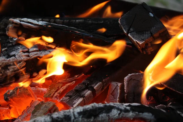 Feuerflamme auf schwarzem Hintergrund — Stockfoto