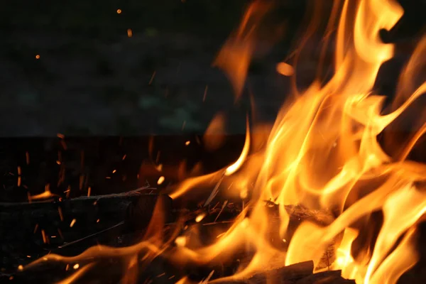 Llama de fuego en el fondo negro — Foto de Stock