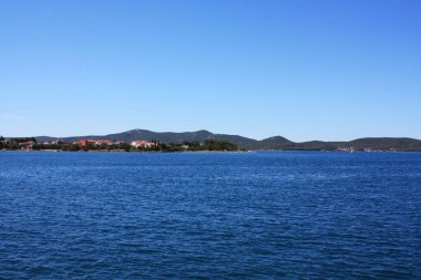 Adriyatik Denizi kıyısında. Sahilde taş. Güneşli gün.