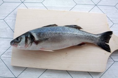 Levrek. Mutfak masasında taze balık.