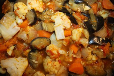 Ratatouille. Soğan, kabak, domates, patlıcan ve biber, oluşan bir sebze tabağı kızarmış ve yağ ihtiva eder ve bazen soğuk yenen.