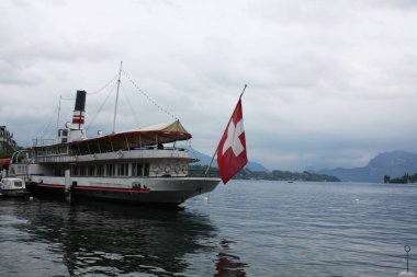 Luzern, İsviçre bayrağı ile tekne. İsviçre.