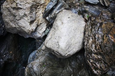 Alpler taşlar, dağlar nehir. İsviçre.