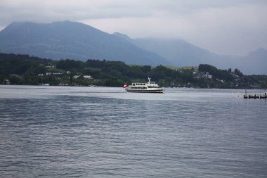 Göl Luzern İsviçre. Tekne ile İsviçre bayrak.