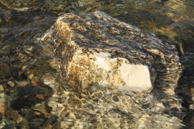 Adriyatik Denizi kıyısında taşlarla.