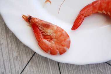 Tabak pişmiş karides