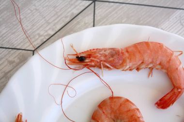 Tabak pişmiş karides