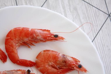 Tabak pişmiş karides