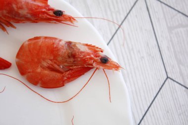 Tabak pişmiş karides