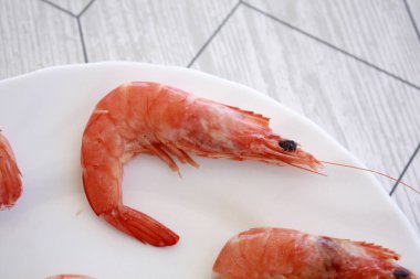 Tabak pişmiş karides