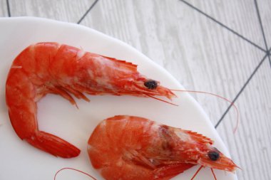 Tabak pişmiş karides