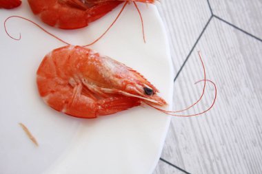 Tabak pişmiş karides