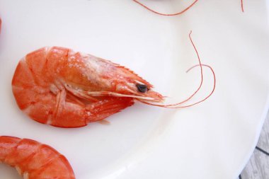 Tabak pişmiş karides