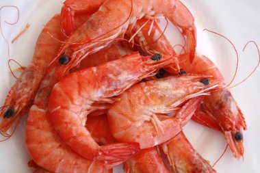 Tabak pişmiş karides