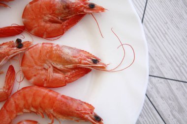 Tabak pişmiş karides