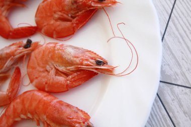 Tabak pişmiş karides