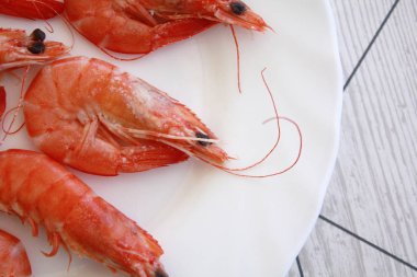 Tabak pişmiş karides