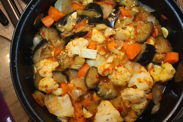 Ratatouille. Soğan, kabak, domates, patlıcan ve biber, oluşan bir sebze tabağı kızarmış ve yağ ihtiva eder ve bazen soğuk yenen.