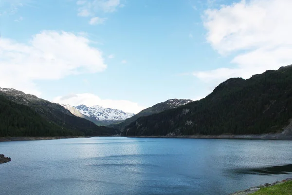 Paisaje con lago en Suiza — Foto de Stock
