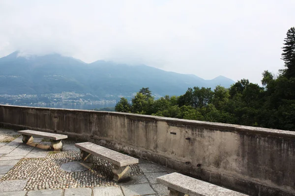 Madonna del Sasso Church Locarno şehir ve Maggiore Gölü Ticino, İsviçre için yukarıda. Banklar.
