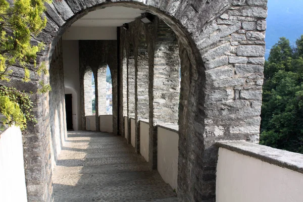 Madonna del Sasso Church yukarıda Locarno şehir ve Maggiore Gölü Ticino, İsviçre.