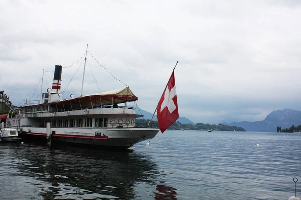 Luzern, İsviçre bayrağı ile tekne. İsviçre.