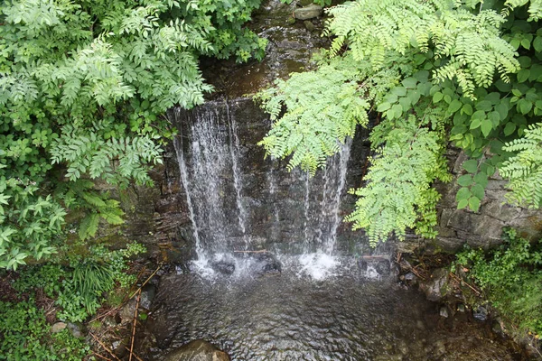 Şelale park, Madonna del Sasso kilise yukarıda Maggiore Gölü Locarno Ticino, İsviçre.